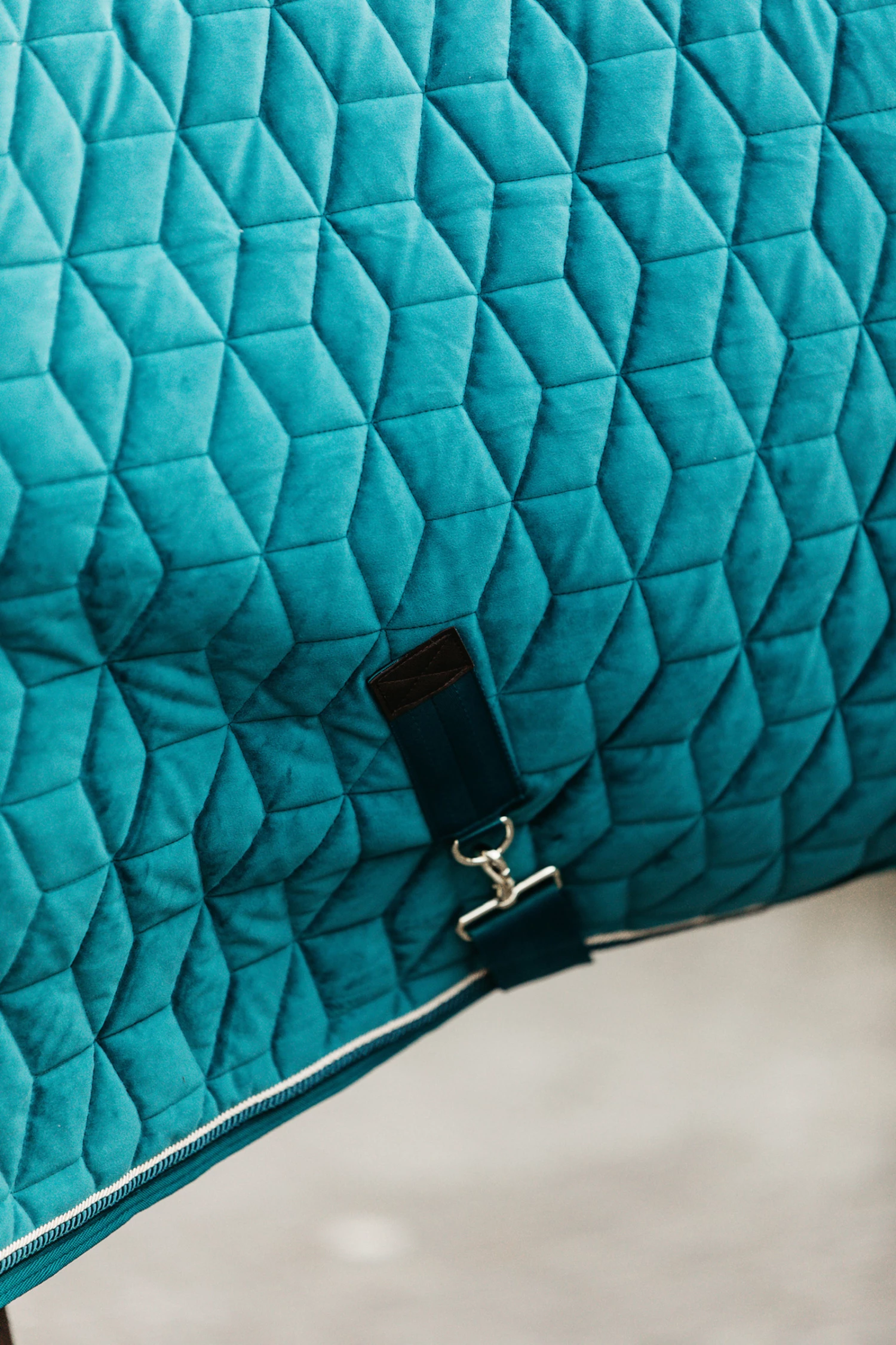 Kentucky Horsewear Velvet Turnierdecke, 160g 6 Kentucky Horsewear Velvet Turnierdecke, 160g – Bild 4