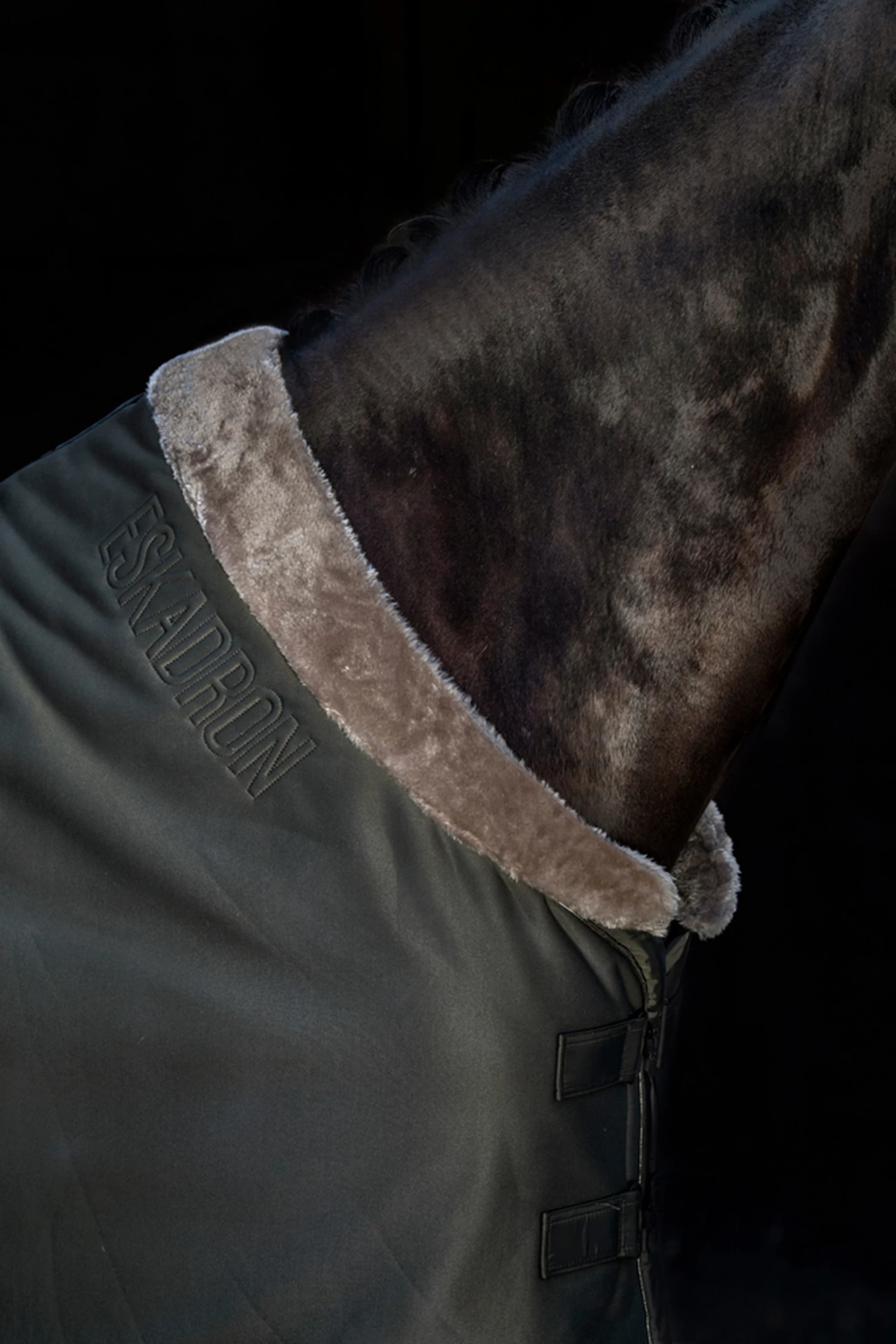 Eskadron Essence 22/23 Jersey FauxFur Abschwitzdecke 6 Eskadron Essence 22/23 Jersey FauxFur Abschwitzdecke – Bild 4